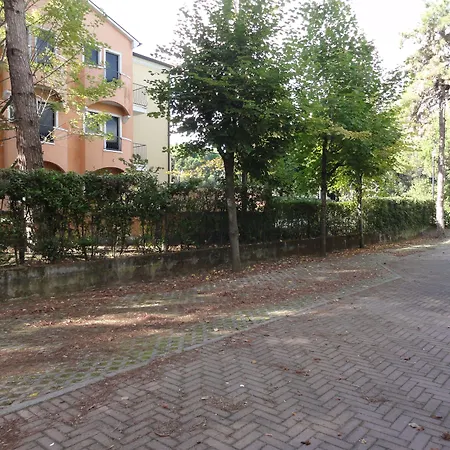 Sabrina - 50m From The Apartment